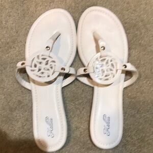 Katliu White Thong Sandals with Cut out Circle Design-Size 10